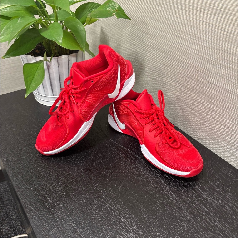 Nike Kyrie Low Basketball Shoes Red Women’s Size 8 Athletic Sneakers